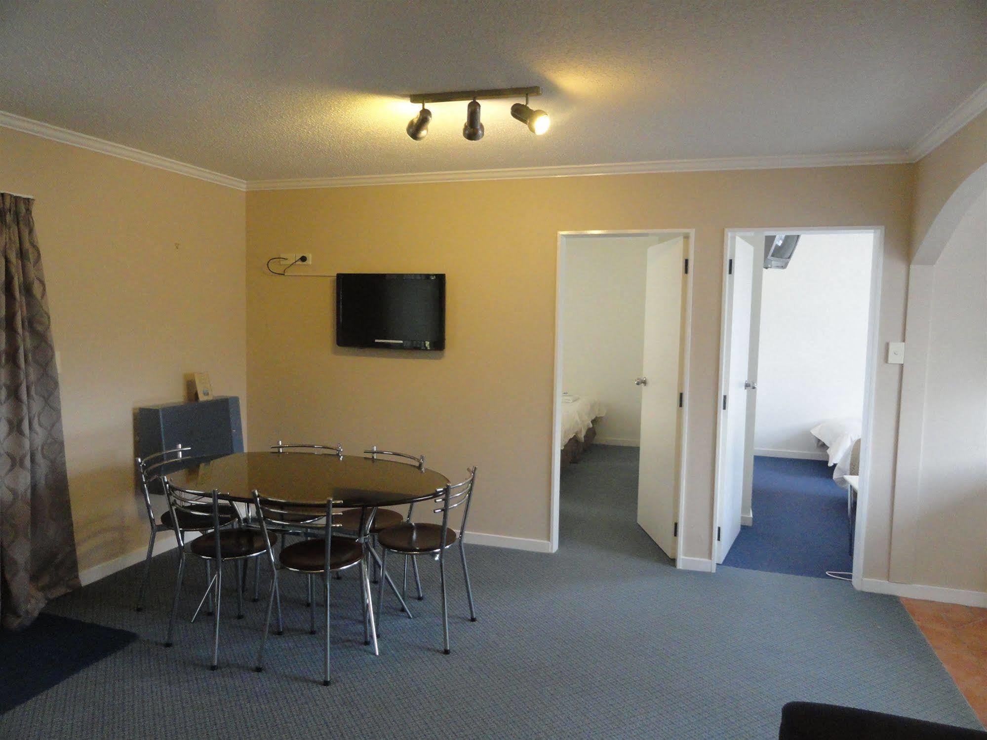 Hawks Inn Motel Upper Hutt Exterior foto
